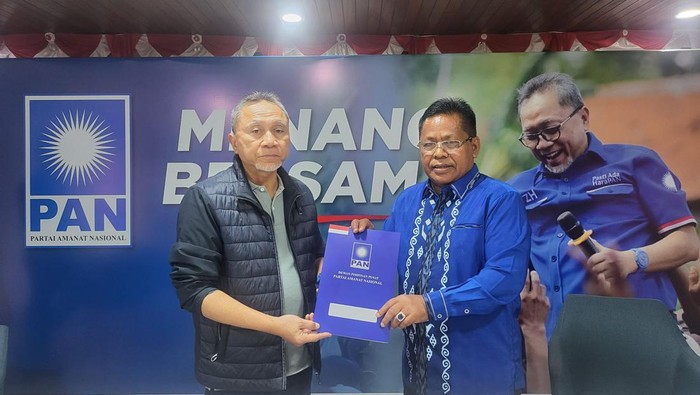 Ketum PAN Zulkifli Hasan kukuhkan Aminullah Usman dan Afdhal Khalilullah Mukhlis jadi bapaslon Wali Kota dan calon Wakil Wali Kota Banda Aceh. (dok. PAN Banda Aceh)