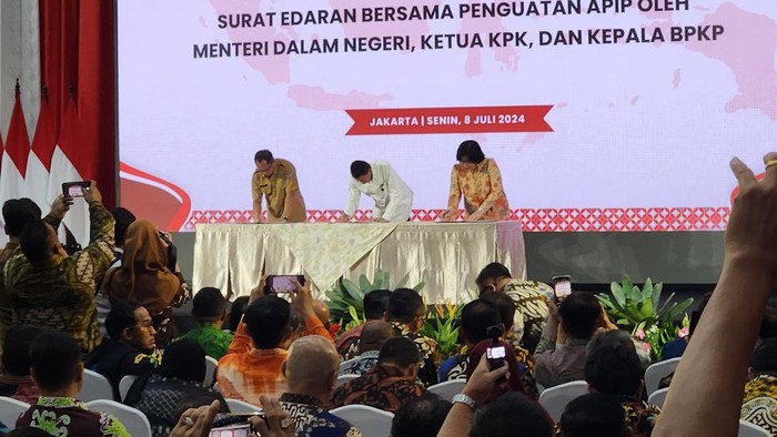 Komisi Pemberantasan Korupsi (KPK), Kementerian Dalam Negeri (Kemendagri), dan Badan Pengawas Keuangan dan Pembangunan (BPKP), membuat kerjasama untuk mencegah tindak pidana korupsi di daerah.