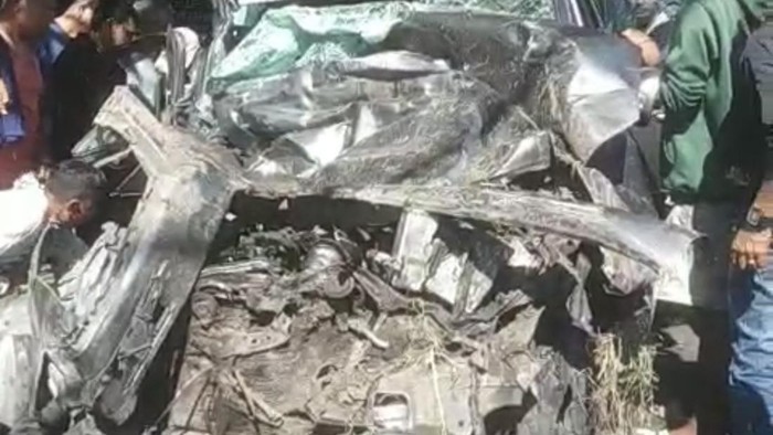 Kondisi Innova yang rusak akibat ditabrak bus di Padang