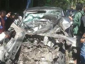 Detik-detik Kecelakaan Maut Bus Vs Innova di Padang, 1 Tewas-3 Terluka