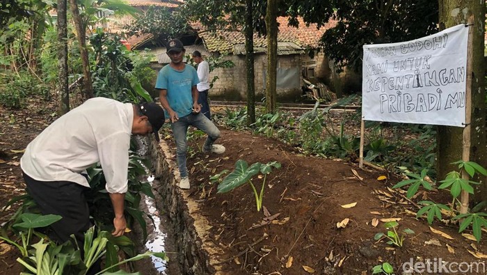 Kondisi irigasi di Kabupaten Sukabumi yang dikeluhkan warga.