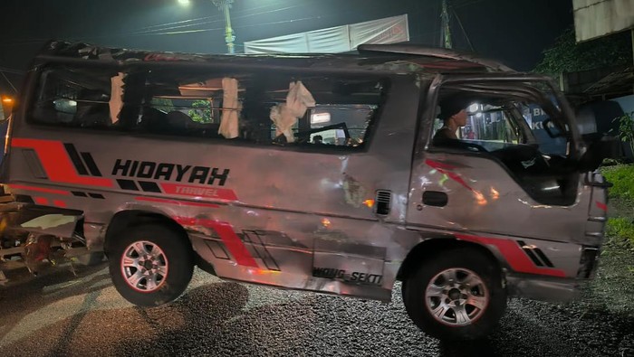 Kondisi mobil Isuzu Elf sarat penumpang yang terguling dan menabrak rumah warga karena mengalami rem blong di jalan raya Desa Sangkanayu, Kecamatan Mrebet, Kabupaten Purbalingga, Minggu (7/7/2024) malam.