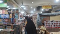 Koleksi buku yang ada di tokonya ini bisa mencapai ribuan buku dan Jimi seakan hafal semua buku-buku tersebut, kecanggihan Jimi pun diperlihatkan ketika ada pengunjung yang datang. Pengunjung tersebut menanyakan sebuah buku dan Jimi pun menjawab dengan cepat kalau buku tersedia serta memberikan rekomendasi buku yang sejenis.