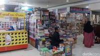 Jika berkunjung ke area Blok M Square di dalam sana banyak sekali harta karun yang bisa kamu temukan mulai dari busana, rilisan musik hingga buku.