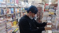 Di tengah gempuran digitalisasi ini awalnya para pedagang buku di Blok M mengalami kebingungan karena berkurangnya pembeli, namun lambat laun para pedagang pun sudah mulai merambah ke online. Jimi mengatakan hampir 90% pedagang di sini juga menjual bukunya secara online.