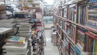Dari lantai pertama turunlah satu lantai untuk bisa menemukan banyaknya buku yang dijajakan para pedagang, buku apapun yang dicari mayoritas akan tersedia di Pasar Buku Blok M ini. Banyaknya pedagang yang berjualan buku di sini akan memudahkan kamu jika mencari buku apapun, mulai dari novel hingga buku pelajaran semua ada di sini.