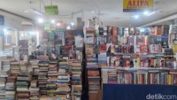 Salah satu pedagang yang sudah berjualan lama di Pasar Buku Blok M ini adalah Jimi, sudah menghabiskan 10 tahun dirinya berdagang di sini. Sebelum di Pasar Blok M ini ia pernah menjual buku-bukunya di Pasar Kwitang dan Senen.