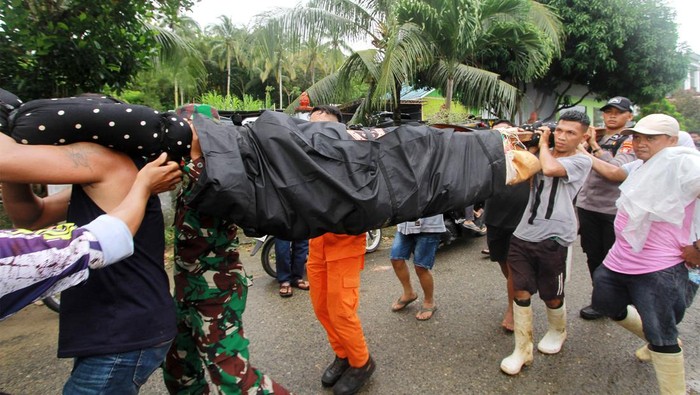 Petugas Kantor SAR Gorontalo mendata jumlah korban tanah longsor di posko SAR Desa Tulabolo, Suwawa Timur, Kabupaten Bone Bolango, Gorontalo, Senin (8/7/2024). Data sementara dari posko SAR mencatat korban dalam pencarian berjumlah 26 orang, korban yang sudah dievakuasi atau selamat sebanyak 18 orang dan korban meninggal dunia 10 orang akibat peristiwa tanah longsor di kawasan tambang rakyat Desa Tulabolo Timur. ANTARA FOTO/Adiwinata Solihin/rwa.
