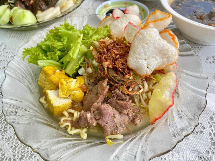 Mantap! Rujak Cingur dan Tahu Campur Enak Buatan Ibu 70 Tahun