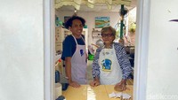 Mas Ube dan Ibu Erni, dua sosok di balik Kuluk Kuluk Rumahan. Mereka siap menyambut tamu tiap Sabtu dan Minggu (Coffee time: 08.00-16.00, masakan rumahan: 11.00-13.00).