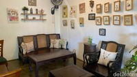 Berkunjung ke Kuluk Kuluk Rumahan serasa mampir ke rumah tetangga dengan sambutan hangat. Area ruang tamu bisa dijadikan area bersantap.