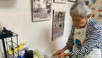Ibu Erni merupakan mantan peneliti nuklir yang pensiun tahun 2014. Sejak dulu ia hobi masak dan bikin kue. Di Kuluk Kuluk Rumahan ia kembali pada passion-nya.