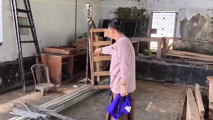 Leni menunjukkan mesin kayu yang dicuri anaknya