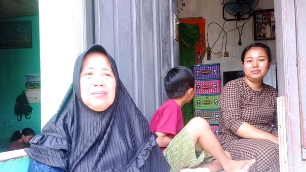 Lidya (pertama dari kanan)-(Taufiq/detikcom)