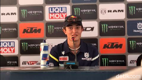 Lucas Coenen saat konferensi pers setelah juarai MXGP kelas MX2 di Sirkuit Eks Bandara Selaparang, Kota Mataram, NTB, Minggu (7/7/2024). (Nathea Citra/detikBali)
