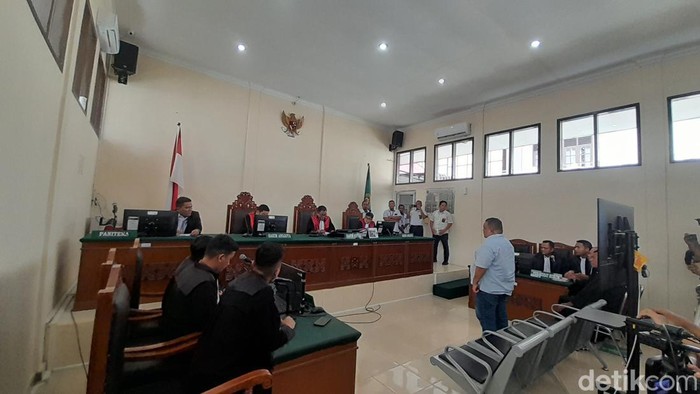 Majelis Hakim PN Stabat membacakan putusan terhadap terdakwa Terbit Rencana Peranginan Angin dalam kasus TPPO. (Nizar Aldi/detikSumut)