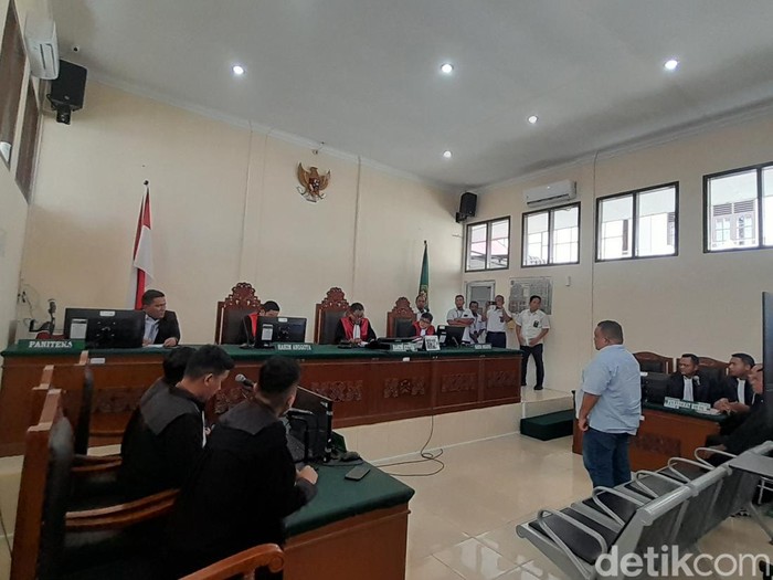 Majelis Hakim PN Stabat membacakan putusan terhadap terdakwa Terbit Rencana Peranginan Angin dalam kasus TPPO. (Nizar Aldi/detikSumut)