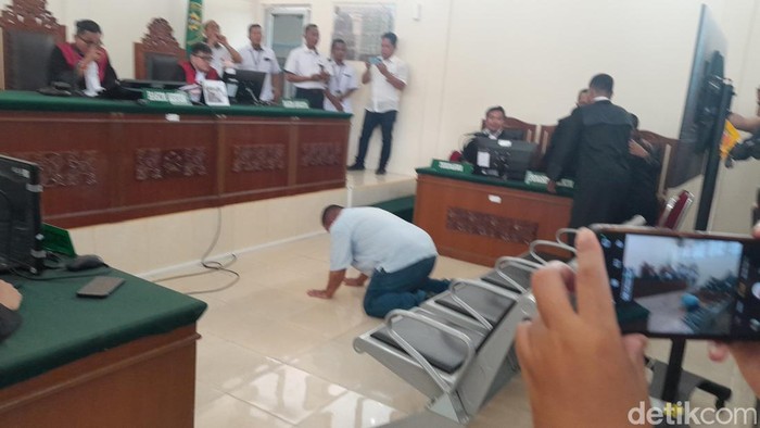 Mantan Bupati Langkat Terbit Rencana Peranginan sujud usai divonis bebas hakim PN Stabat