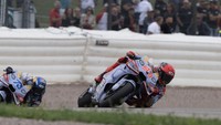 Marc Marquez dan Alex Marquez finis kedua dan ketiga dalam race di Sirkuit Sachsenring, Minggu (7/7/2024) malam WIB. (Foto: Getty Images/Mirco Lazzari gp)