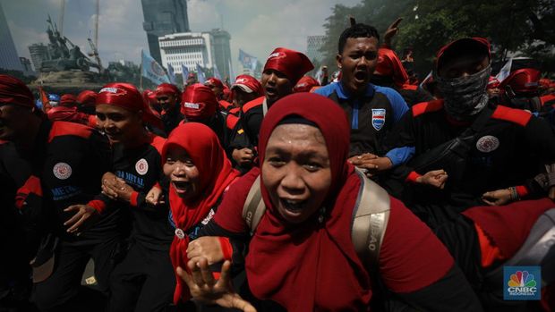 Massa aliansi buruh menggelar demo cabut Omnibus Law Cipta Kerja, hapus outsourching dan tolak upah murah di Patung Kuda Arjuna Wijaya, Gambir, Jakarta Pusat, Senin (8/7/2024). (CNBC Indonesia/Tri Susilo)