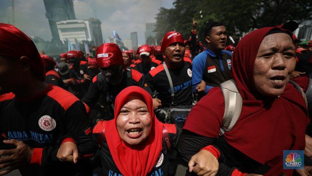 Massa aliansi buruh menggelar demo cabut Omnibus Law Cipta Kerja, hapus outsourching dan tolak upah murah di Patung Kuda Arjuna Wijaya, Gambir, Jakarta Pusat, Senin (8/7/2024). (CNBC Indonesia/Tri Susilo)