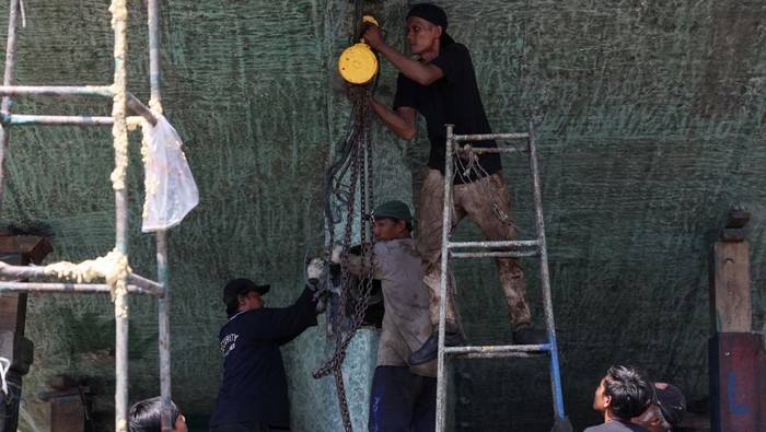 Workers repair a ship at a shipyard in North Jakarta, Indonesia, July 8, 2024. REUTERS/Ajeng Dinar Ulfiana