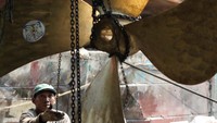 Mereka meremajakan mesin induk, mengecat bagian dalam dan luar kapal, mengganti lampu, dan mereparasi baling-baling kapal.  