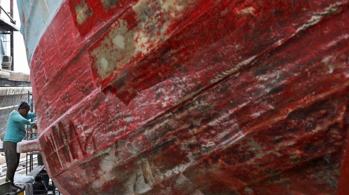 Workers repair a ship at a shipyard in North Jakarta, Indonesia, July 8, 2024. REUTERS/Ajeng Dinar Ulfiana