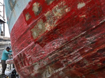 Melihat Proses Perbaikan Kapal di Jakarta Utara