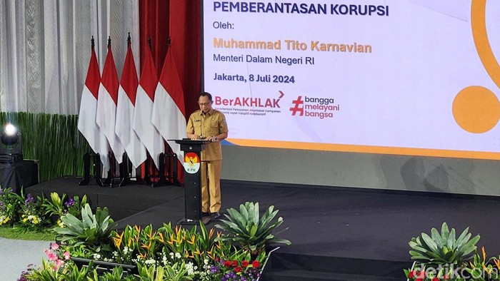 Mendagri Tito Karnavian dalam paparannya pada acara Rakornas Penguatan Komitmen Pengawasan Penyelenggaraan Pemda dalam Pemberantasan Korupsi di gedung KPK (Adrial/detikcom)