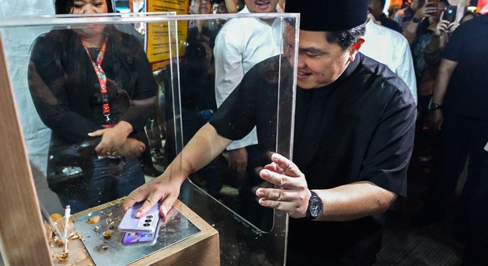 Menteri BUMN Erick Thohir ikut membuktikan kekuatan serta ketangguhan OPPO A3 Pro 5G