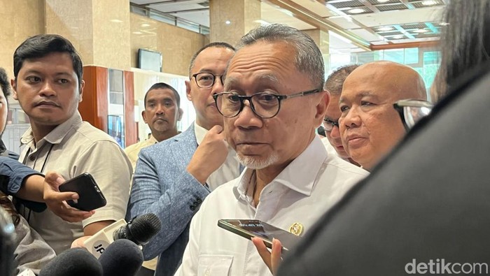 Menteri Perdagangan Zulkifli Hasan (Zulhas) di Gedung DPR RI, Senin (8/7/2024).