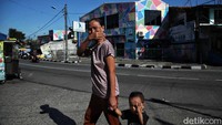 Sementara konsentrasi PM2.5 di Jakarta saat ini 31.0 mikrogram per meter kubik, di atas nilai panduan kualitas udara tahunan Organisasi Kesehatan Dunia (WHO).  