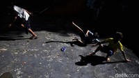 Beberapa anak asyik bermain di tengah cuaca cerah Jakarta pagi tadi.  