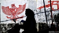 Berdasarkan situs pemantauan kualitas udara IQAir, kualitas udara Jakarta pagi ini masuk kategori kuning atau sedang, dengan indeks polusi udara di angka 92.  