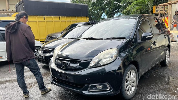 Personel Polda Jambi, Briptu OB menguasai mobil yang diduga milik Burhanis. Burhanis merupakan bos rental mobil yang tewas dimassa di Pati, Jawa Tengah beberapa waktu lalu.