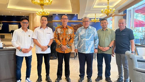 Pertemuan Mohan Roliskana (tengah) bersama Fahri Hamzah di Hotel Ritz Carlton Jakarta pada Senin (8/7/2024).