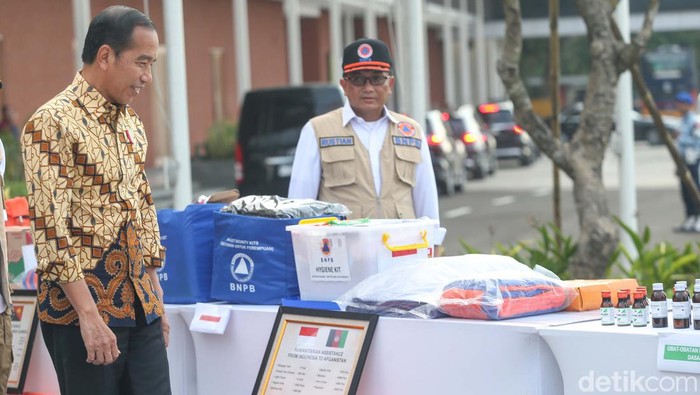 Presiden Joko Widodo melepas bantuan kemanusiaan untuk Papua Nugini dan Afghanistan di Lanud Halim Perdanakusuma, Jakarta, Senin (8/7/2024). Dalam kata sambutan tersebut Jokowi menjelaskan, perubahan iklim dan pemanasan global telah menimbulkan anomali cuaca memicu terjadinya berbagai bencana, tidak hanya di Indonesia tapi juga di berbagai belahan dunia.