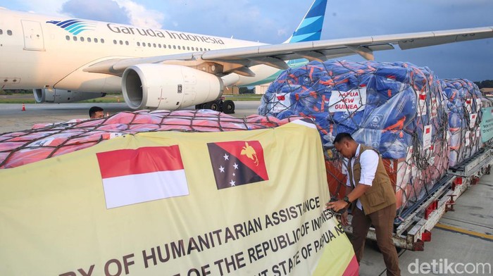 Presiden Joko Widodo melepas bantuan kemanusiaan untuk Papua Nugini dan Afghanistan di Lanud Halim Perdanakusuma, Jakarta, Senin (8/7/2024). Dalam kata sambutan tersebut Jokowi menjelaskan, perubahan iklim dan pemanasan global telah menimbulkan anomali cuaca memicu terjadinya berbagai bencana, tidak hanya di Indonesia tapi juga di berbagai belahan dunia.