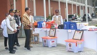 Presiden Joko Widodo (Jokowi) meninjau bantuan kemanusiaan di Lanud Halim Perdanakusuma, Jakarta Timur, Senin (8/7/2024). Bantuan tersebut akan dikirim ke Papua Nugini dan Afghanistan.