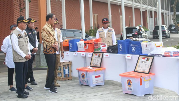 Momen Jokowi Lepas Bantuan Kemanusiaan ke Papua Nugini-Afghanistan Presiden Joko Widodo melepas bantuan kemanusiaan untuk Papua Nugini dan Afghanistan di Lanud Halim Perdanakusuma, Jakarta, Senin (8/7/2024). Dalam kata sambutan tersebut Jokowi menjelaskan, perubahan iklim dan pemanasan global telah menimbulkan anomali cuaca memicu terjadinya berbagai bencana, tidak hanya di Indonesia tapi juga di berbagai belahan dunia.