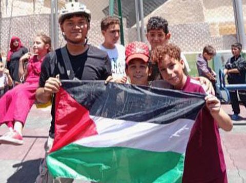 Narendra bersama pengungsi Palestina di kamp pengungsi Yordania. Diunggah Senin (8/7/2024).
