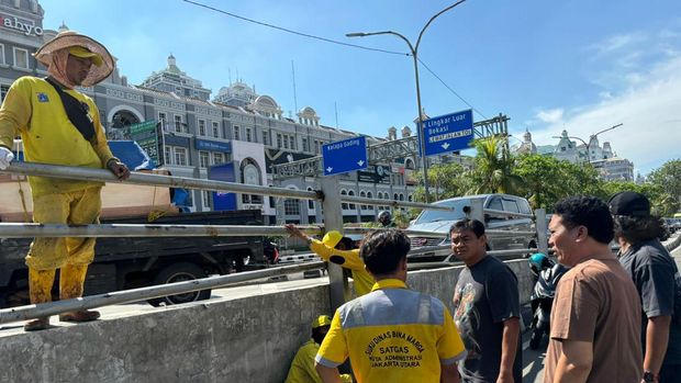 Pagar pengaman jalan (guard rail) di Kelapa Gading, Jakut, rusak hingga menganga ramai disorot karena dianggap membahayakan pengguna jalan. (dok Istimewa)