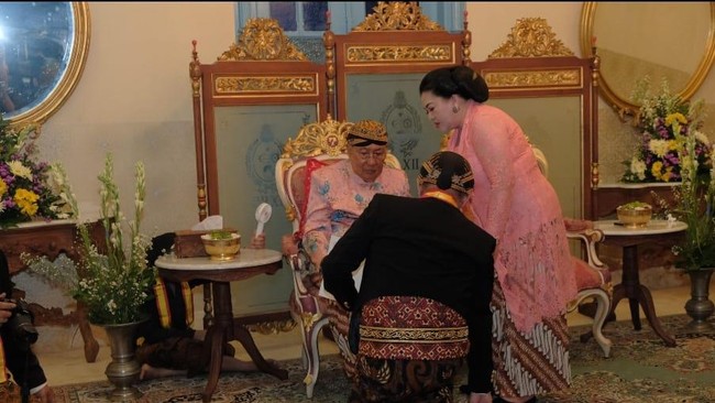 Momen Victor Rarung Terima Gelar Bangsawan dari Keraton Solo