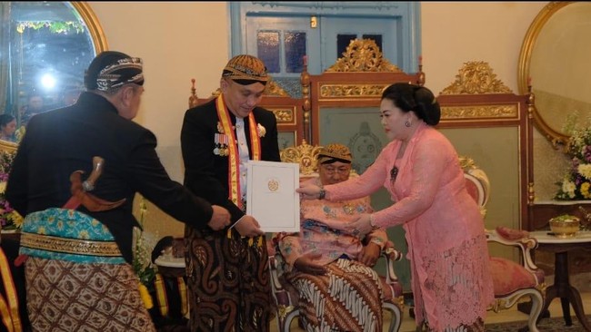 Momen Victor Rarung Terima Gelar Bangsawan dari Keraton Solo