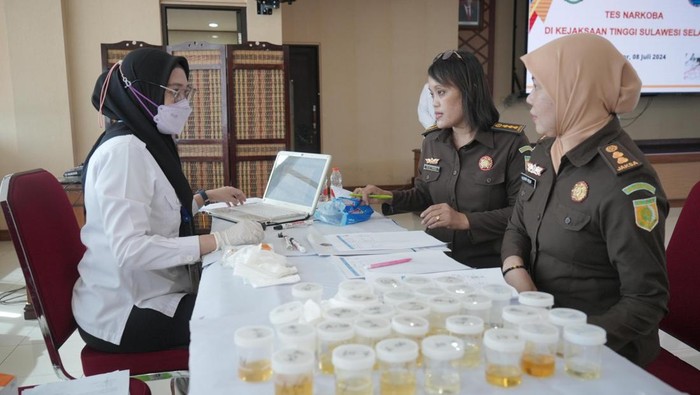 Pegawai lingkup Kejati Sulsel menjalani tes urine.