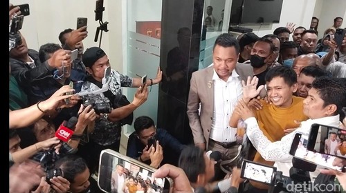 Pegi Setiawan saat keluar dari Mapolda Jabar.