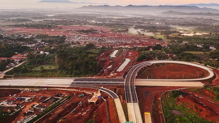 Foto aerial pembangunan simpang Jalan Tol Serpong-Balaraja (Serbaraja) Seksi 1B di Pagedangan, Kabupaten Tangerang, Banten, Senin (8/7/2024). Badan Pengatur Jalan Tol (BPJT) Kementerian PUPR menyatakan progres pembangunan konstruksi Jalan Tol Serbaja Seksi 1B CBD - Legok sepanjang 5,40 kilometer telah memasuki tahap akhir dengan persentase 94,44 persen yang ditargetkan beroperasi pada Kuartal III-2024. ANTARA FOTO/Sulthony Hasanuddin/rwa.