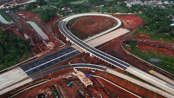 Foto aerial pembangunan simpang Jalan Tol Serpong-Balaraja (Serbaraja) Seksi 1B di Pagedangan, Kabupaten Tangerang, Banten, Senin (8/7/2024). Badan Pengatur Jalan Tol (BPJT) Kementerian PUPR menyatakan progres pembangunan konstruksi Jalan Tol Serbaja Seksi 1B CBD - Legok sepanjang 5,40 kilometer telah memasuki tahap akhir dengan persentase 94,44 persen yang ditargetkan beroperasi pada Kuartal III-2024. ANTARA FOTO/Sulthony Hasanuddin/rwa.