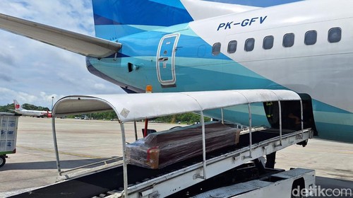 Pemulangan jenasah jemaah haji asal Bima, atas nama Nurmi Hasan Ndua yang meninggal dunia usai mendarat di Bandara Kualanamu, Medan, Senin (8/7/2024).